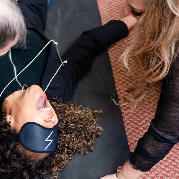 Adriana-Gonçalves-liberacao-de-emocoes-desbloqueios-hipnose-nao-verbal